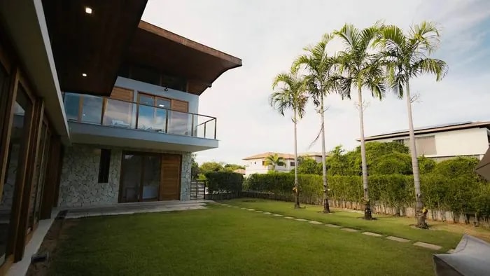 Casa con jardín y palmas